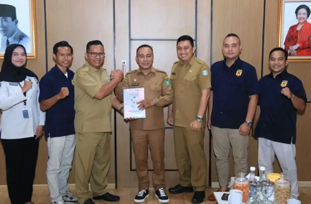 Wagub Krisantus menerima audiensi panitia kejuaraan karate INKANAS di Pontianak.