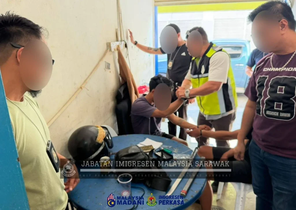 Petugas imigrasi Malaysia melakukan operasi penertiban di kawasan Miri.
