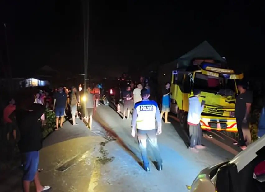 Proses evakuasi korban kecelakaan tabrakan tiga truk di Jalan Sekadau-Sanggau Desa Ensalang malam hari.