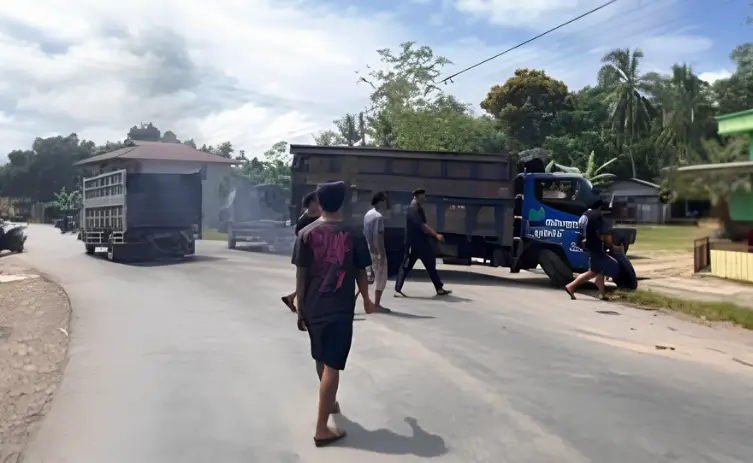 Truk Fuso menabrak tembok masjid di Sekayam Sanggau akibat silau lampu kendaraan.