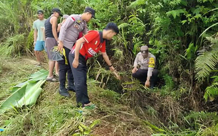 Petugas dan warga mengevakuasi korban yang ditemukan meninggal di parit pinggir jalan di Sanggau.