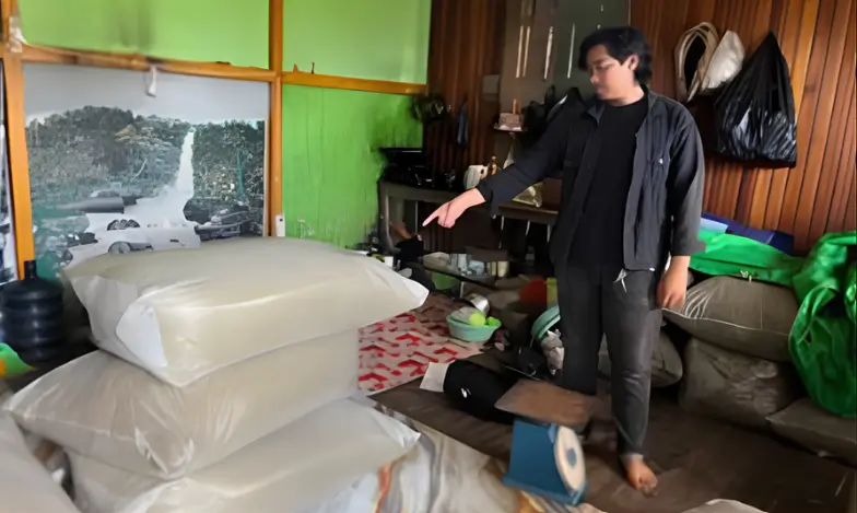 Barang bukti kratom hasil pencurian diamankan oleh polisi di Kapuas Hulu.