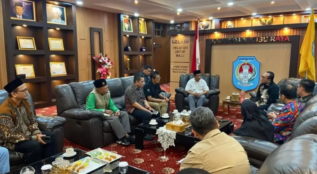 Bupati Sujiwo memimpin rapat koordinasi penanganan RTLH di Kubu Raya bersama lintas sektor.