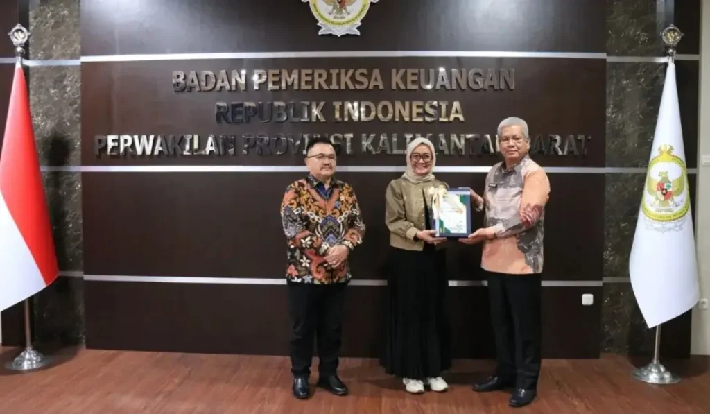 Sekda Kalbar Harisson menyerahkan LKPD 2025 kepada BPK RI Perwakilan Kalbar, (2/4/2026).