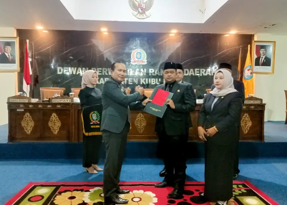Bupati Kubu Raya Sujiwo menyampaikan LKPJ 2025 dalam rapat paripurna DPRD, (31/3/2026).