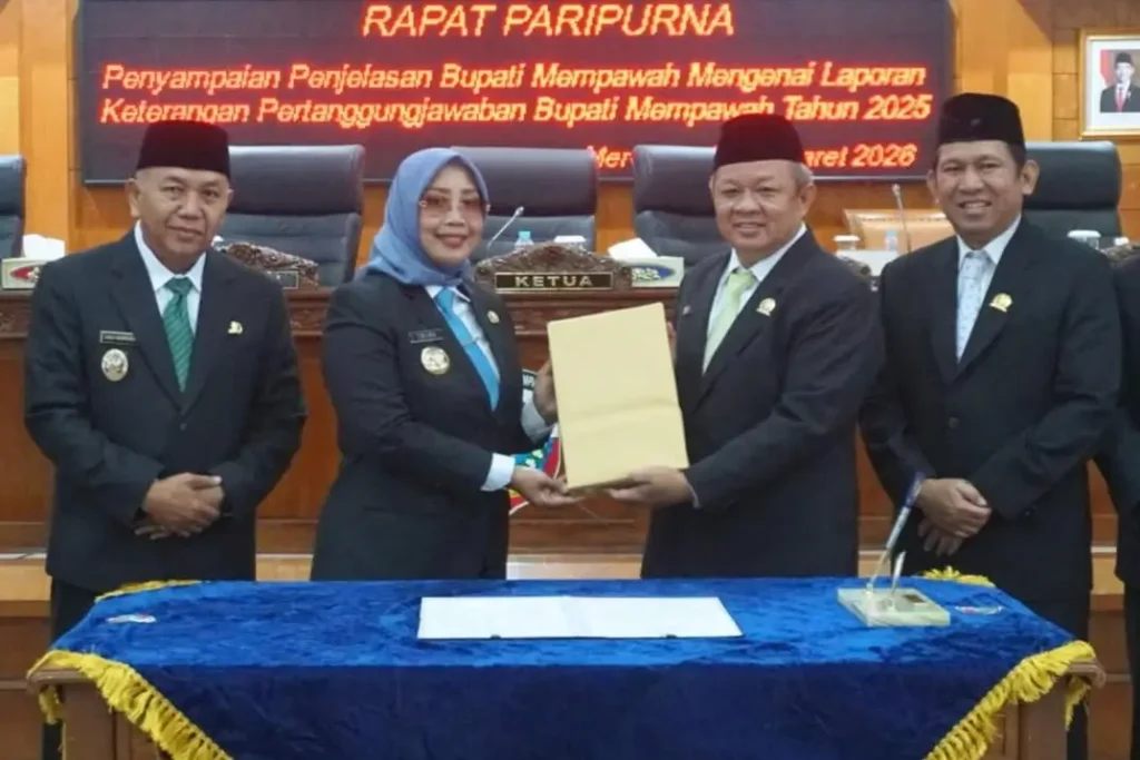 Bupati Erlina menyampaikan LKPJ 2025 dalam sidang paripurna DPRD Kabupaten Mempawah, Senin (30/3/2026).