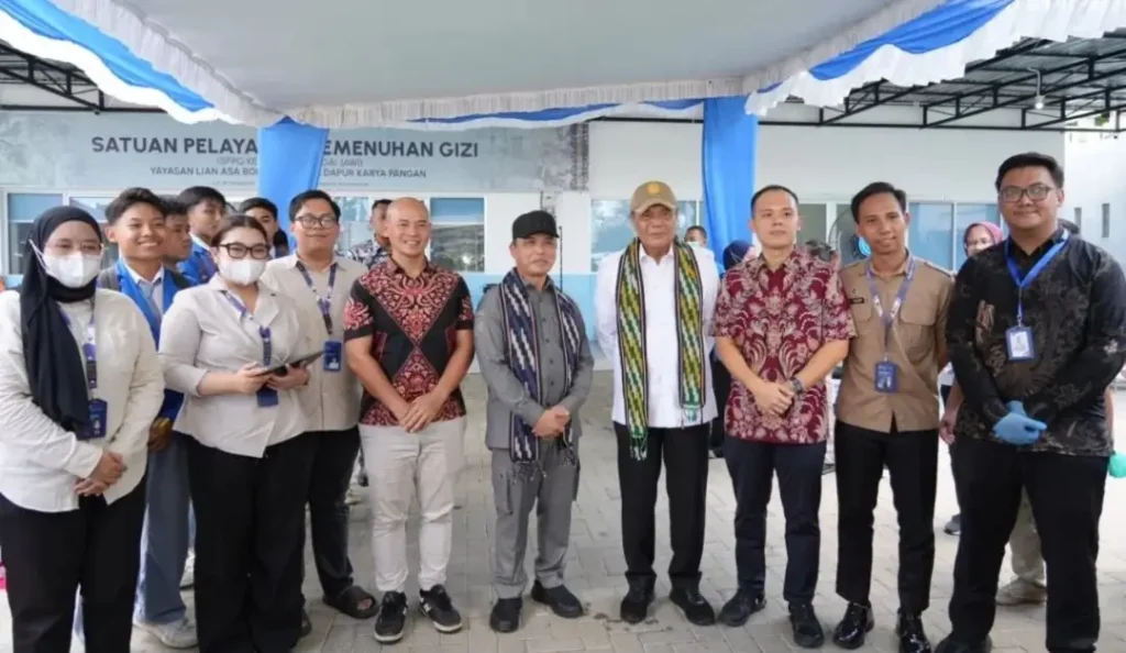 Menko Polkam dan Ria Norsan meninjau dapur Makan Bergizi Gratis di Pontianak