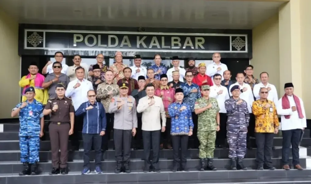 Menko Polkam Djamari Chaniago saat silaturahmi dengan tokoh masyarakat di Mapolda Kalbar.