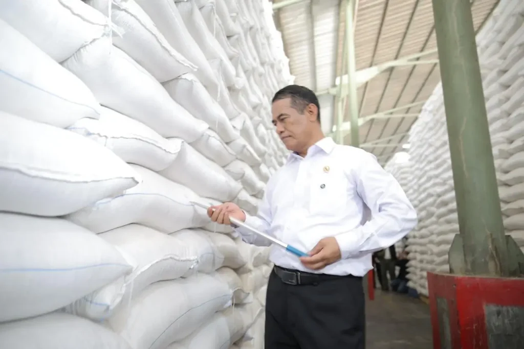 Mentan Amran tinjau gudang beras di Karawang, Jawa Barat, Kamis (23/4/2026), dengan stok nasional tembus 5 juta ton.