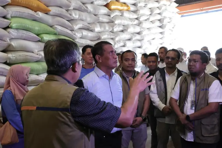 Mentan Amran cek stok beras nasional 4,5 juta ton di gudang Bulog, (5/4/2026).