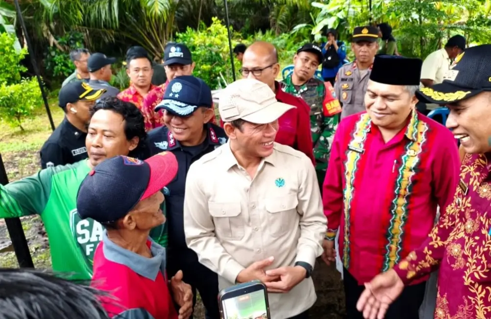 Menteri BPLH Hanif Faisol Nurofiq saat meninjau kesiapsiagaan karhutla Kubu Raya ke Desa Rasau Jaya Umum, Kecamatan Rasau Jaya, Kamis (16/4/2026).