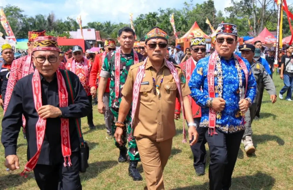 Wagub Kalbar Krisantus Kurniawan bersama Bupati Sujiwo menghadiri pembukaan Naik Dango ke-41 di Rumah Betang Lingga Kubu Raya.
