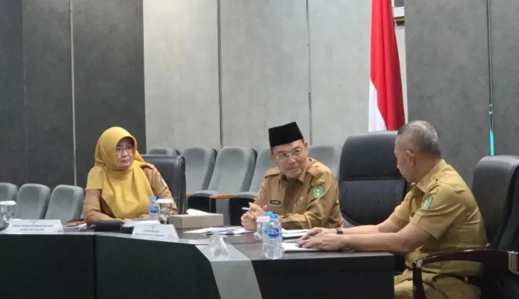 Ria Norsan memimpin rapat peningkatan PAD Kalbar di Ruang Data Analytic Center Kantor Gubernur Kalbar, Selasa (28/4/2026).