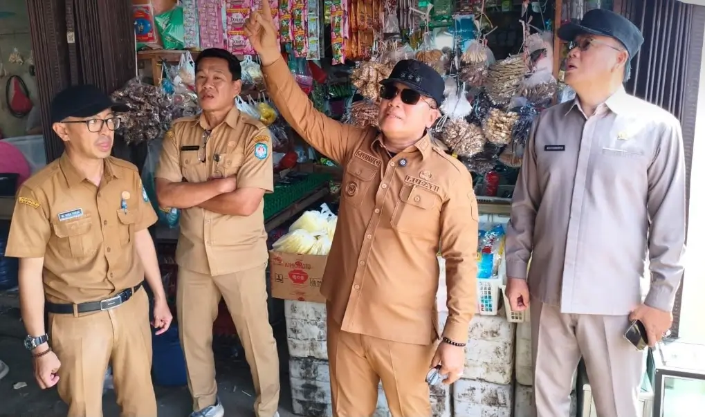 Bupati Sujiwo meninjau kondisi Pasar Bahagia yang rusak di Kubu Raya.