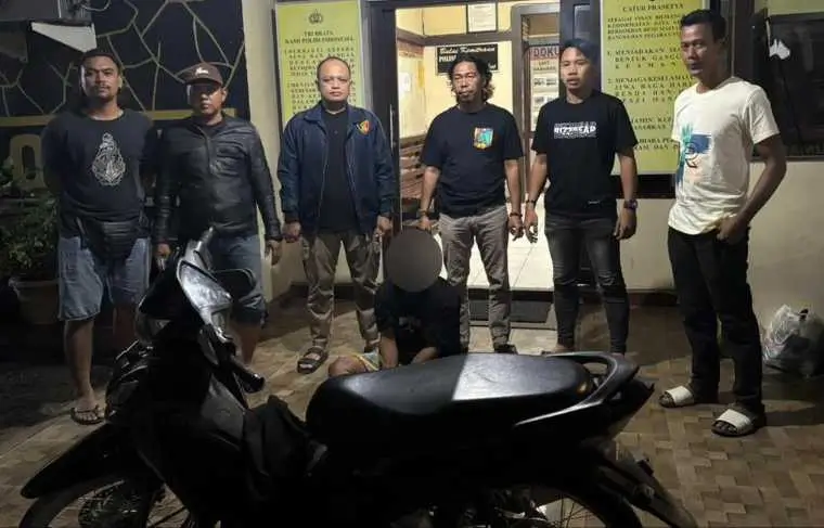 Pelaku begal Parindu Sanggau diamankan polisi setelah berhasil ditangkap di tempat persembunyian.