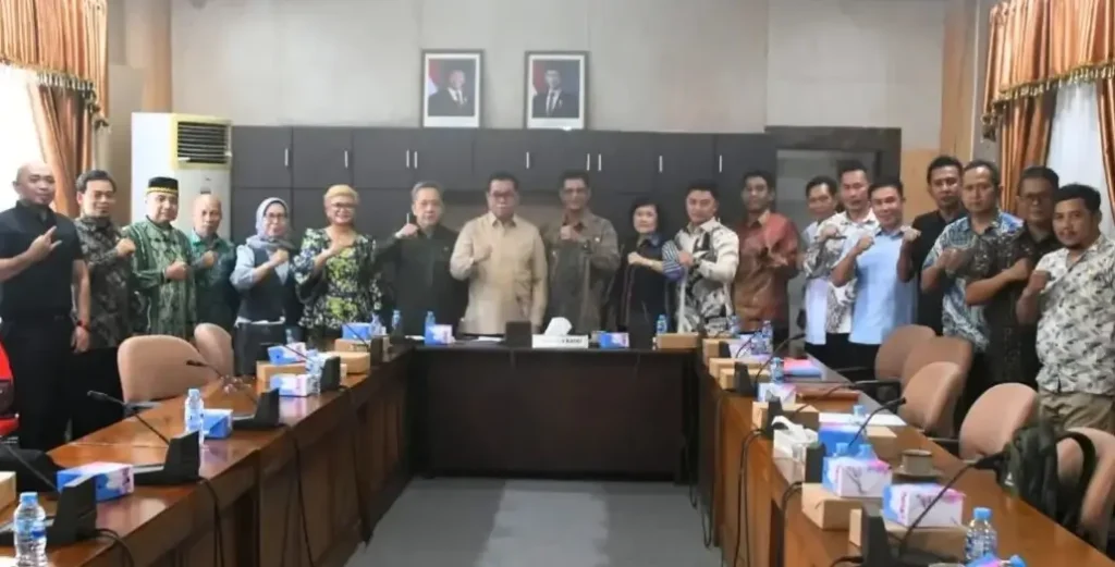 Audiensi Pemerintah Kabupaten Kayong Utara bersama DPRD Provinsi Kalimantan Barat bahas percepatan pembangunan infrastruktur.