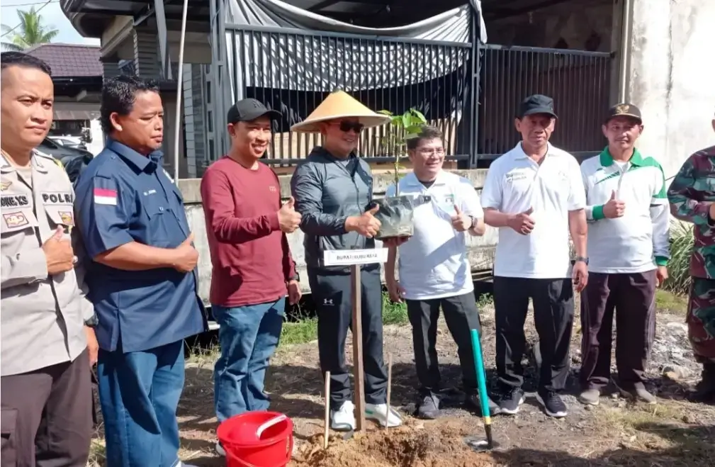 Bupati Kubu Raya Sujiwo bersama LKBN Antara melakukan penanaman pohon di Desa Mega Timur.