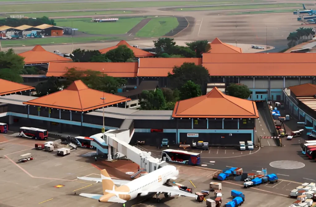 Ilustrasi pesawat komersial terkait kebijakan pemerintah menahan harga tiket pesawat.