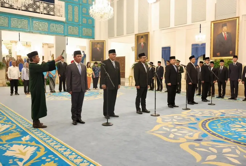 Presiden Prabowo Subianto melantik enam pejabat baru Kabinet Merah Putih di Istana Negara Jakarta.