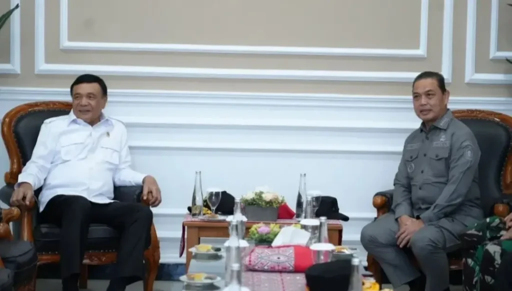 Gubernur Kalbar Ria Norsan menyambut Menko Polkam Djamari Chaniago saat kunjungan kerja di Kubu Raya.