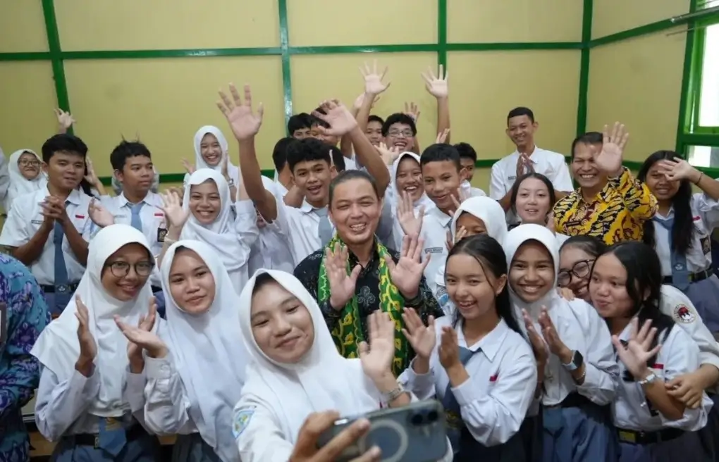 Gubernur Ria Norsan bersama para siswa dan siswi SMAN 1 Ketapang.