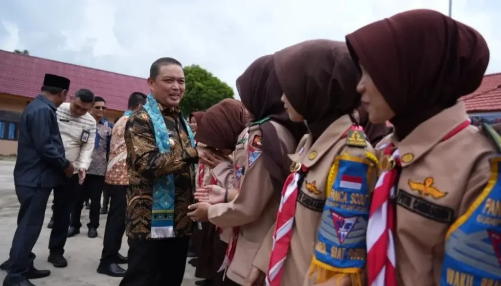 Gubernur Kalbar Ria Norsan meninjau SMKN 1 Sukadana di Kayong Utara.
