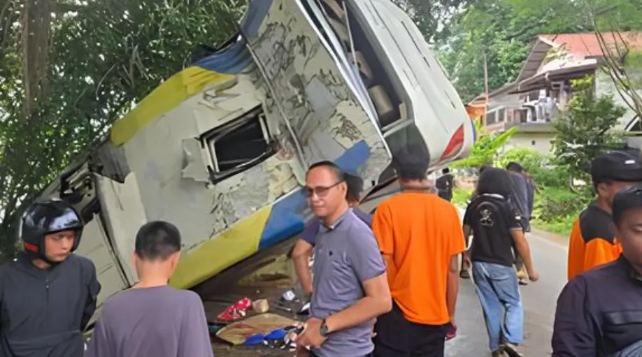 Bus terguling di turunan Penyeladi Sanggau setelah diduga mengalami rem blong.