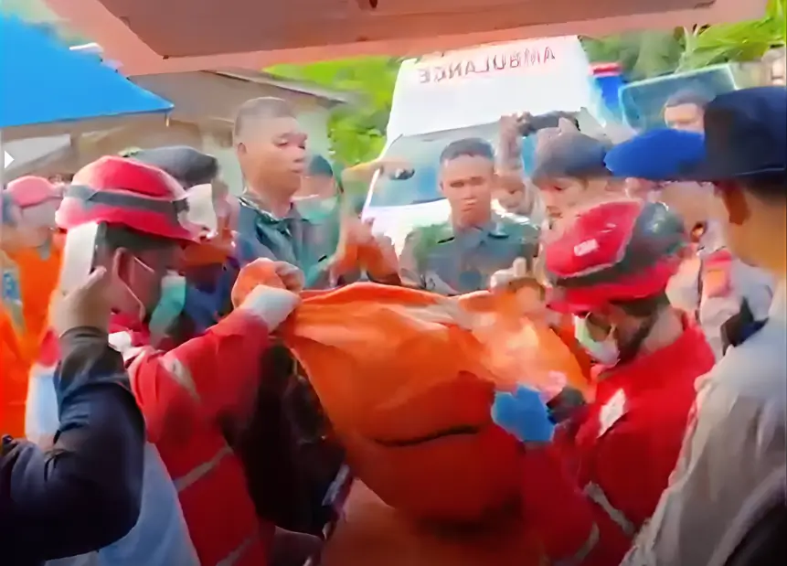 Iring-iringan ambulans membawa jenazah korban heli PK-CFX sebelum tiba di RS Bhayangkara Pontianak.