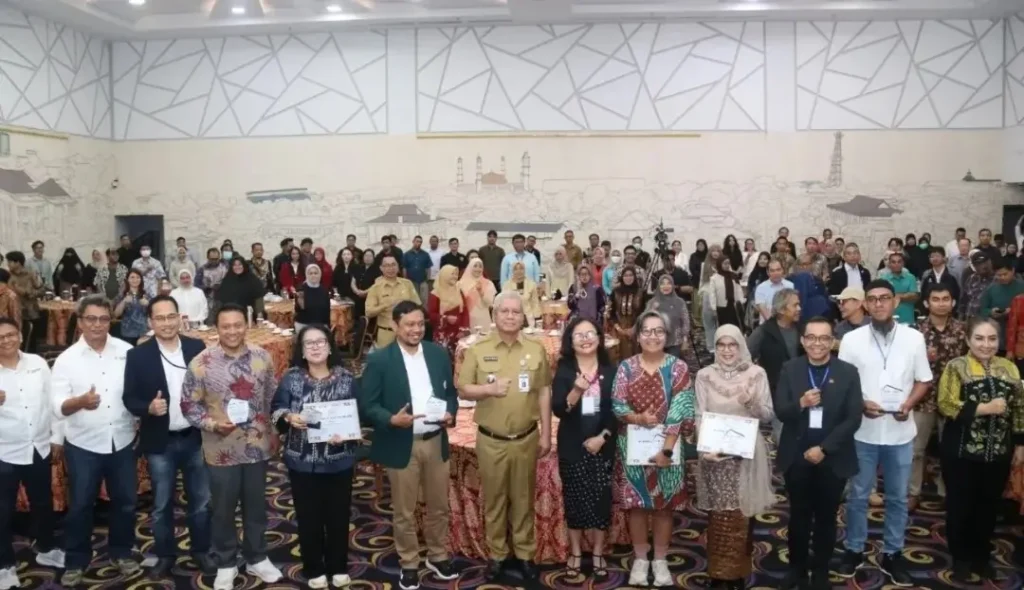 Seminar layanan kesehatan dan arsitektur faskes di Pontianak bersama arsitek dan tenaga medis di Hotel Ibis Pontianak, (21/4/2026).