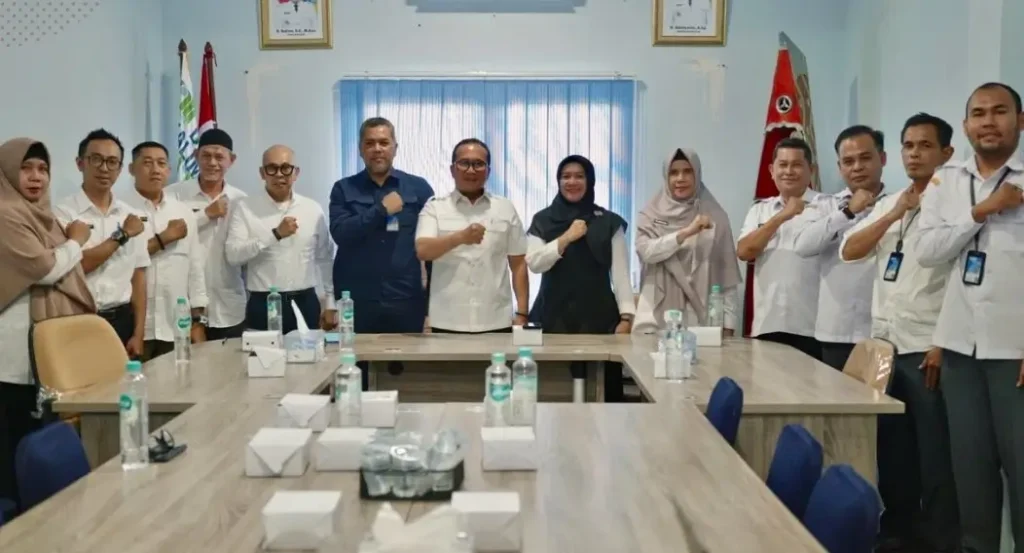 Bupati Sujiwo usai penandatanganan kerja sama Perumda Kubu Raya.