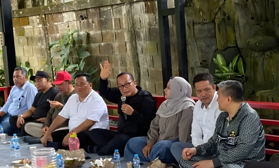 Bupati Kubu Raya Sujiwo saat memberikan arahan kepada pejabat di Balai Benih Kubu Raya, (10/4/2026).