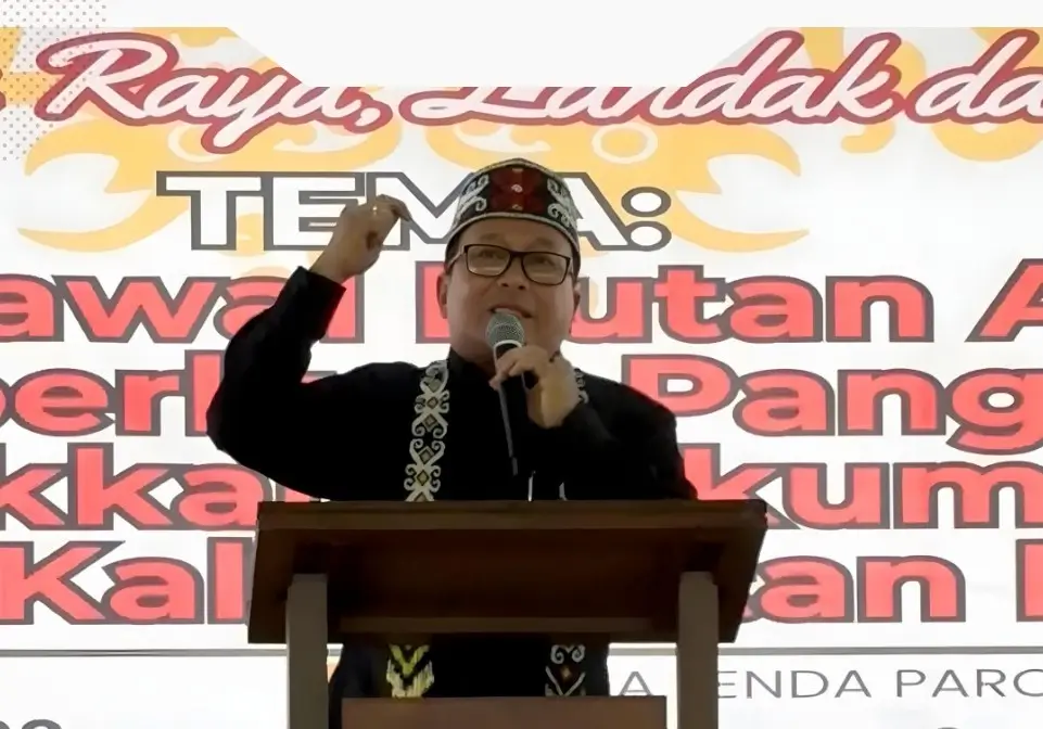 Bupati Sujiwo menyampaikan rencana pengembangan Rumah Betang Lingga di Kubu Raya.