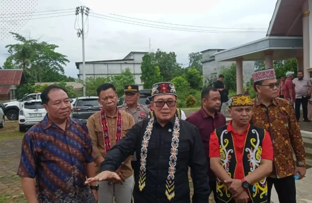 Bupati Sujiwo usai membuka Seminar Naik Dango ke-41 di Desa Lingga Kubu Raya dan menyampaikan pentingnya persatuan.