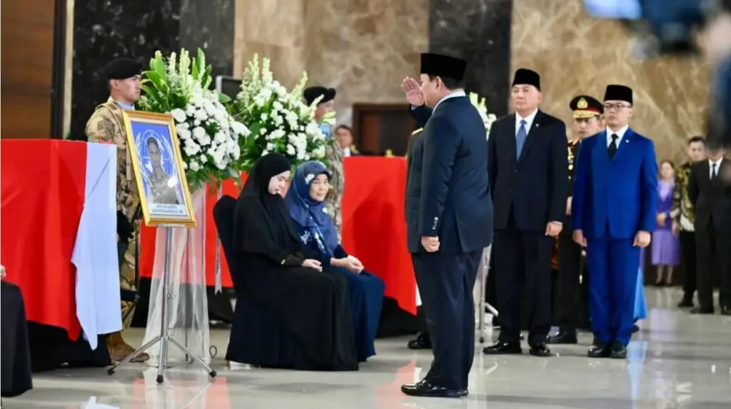 Presiden Prabowo memberikan penghormatan terakhir kepada jenazah tiga prajurit TNI di Bandara Soekarno-Hatta.