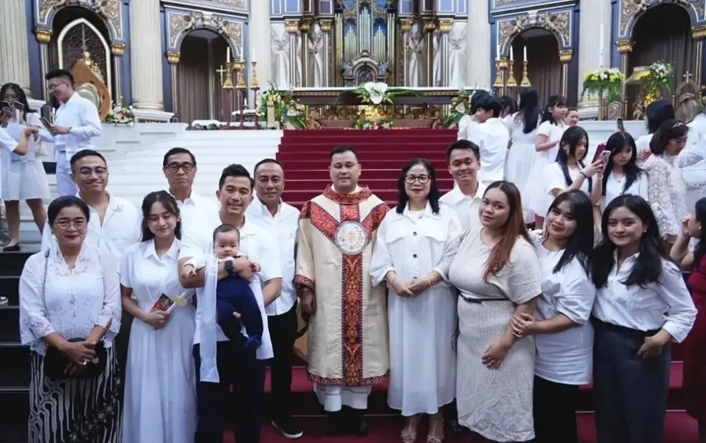 Wagub Kalbar Krisantus Kurniawan menyampaikan pesan persatuan saat Misa Paskah di Katedral Pontianak.