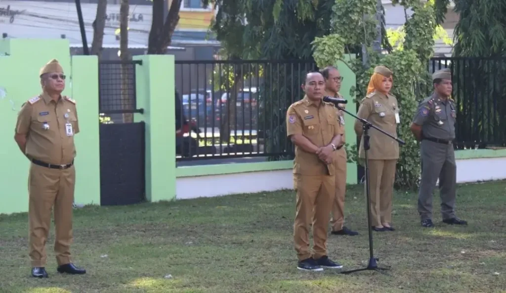 Wakil Gubernur Kalbar Krisantus Kurniawan memimpin apel ASN di BPSDM Kalbar, (13/04/2026).