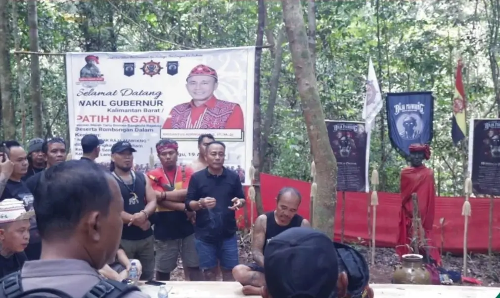 Wagub Kalbar Krisantus Kurniawan saat mengunjungi situs Raja Mawikng di Desa Saham Landak.