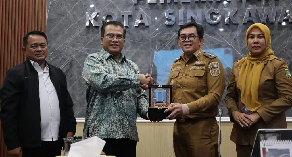 Wakil Wali Kota Singkawang Muhammadin menerima kunjungan Konsul Jenderal RI Kuching Abdullah Zulkifli di Kantor Wali Kota Singkawang.