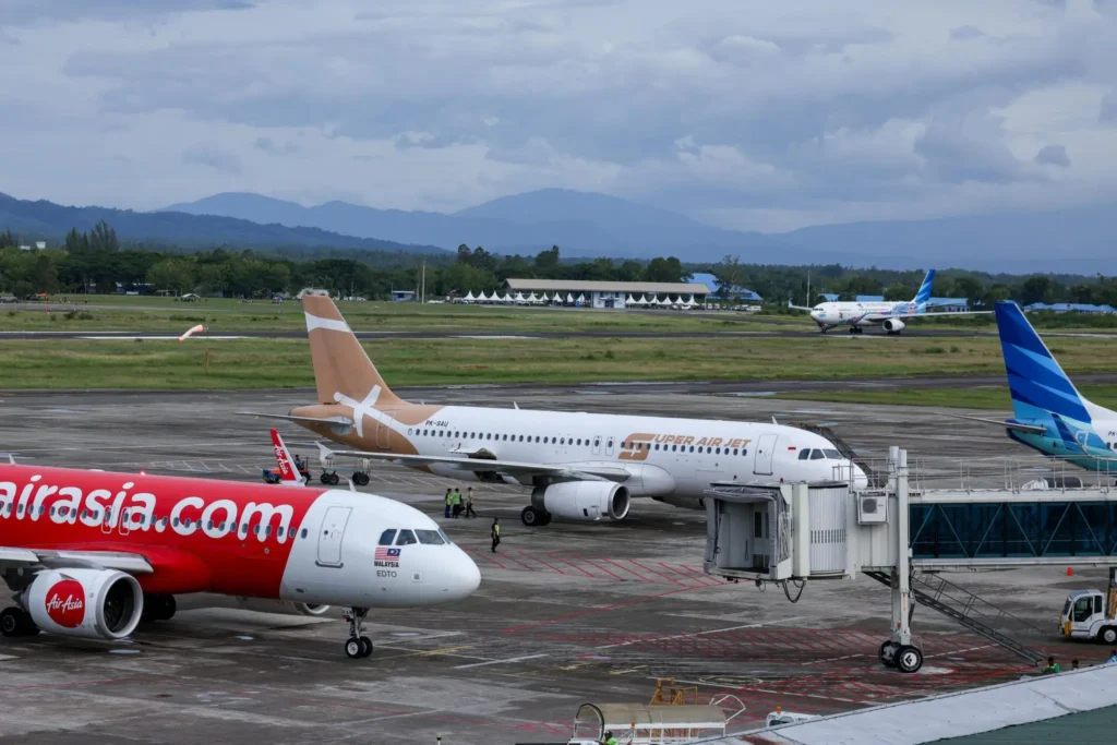 Pesawat komersial di bandara sebagai ilustrasi kenaikan harga tiket akibat lonjakan avtur dan kebijakan subsidi PPN.