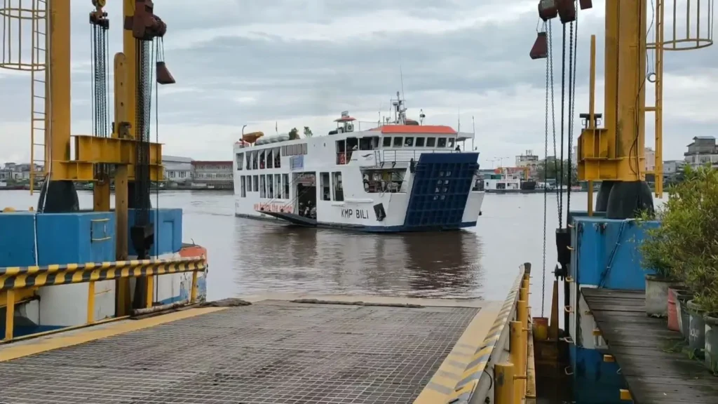 Dermaga Bardan-Siantan Pontianak yang ditutup sementara akibat kerusakan infrastruktur.