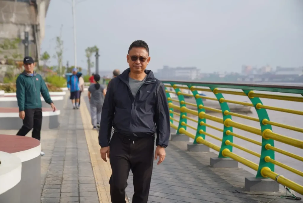 Wali Kota Pontianak Edi Rusdi Kamtono menyusuri waterfront di tepian Sungai Kapuas. Pembangunan waterfron akan berlanjut dari Gang Kamboja hingga H Mursyid.