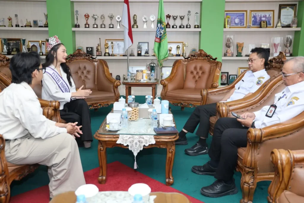 Anggelia Meryciana mewakili Kalbar pada ajang pemilihan Putri Indonesia 2026 saat beraudiensi dengan Wali Kota Pontianak Edi Rusdi Kamtono.