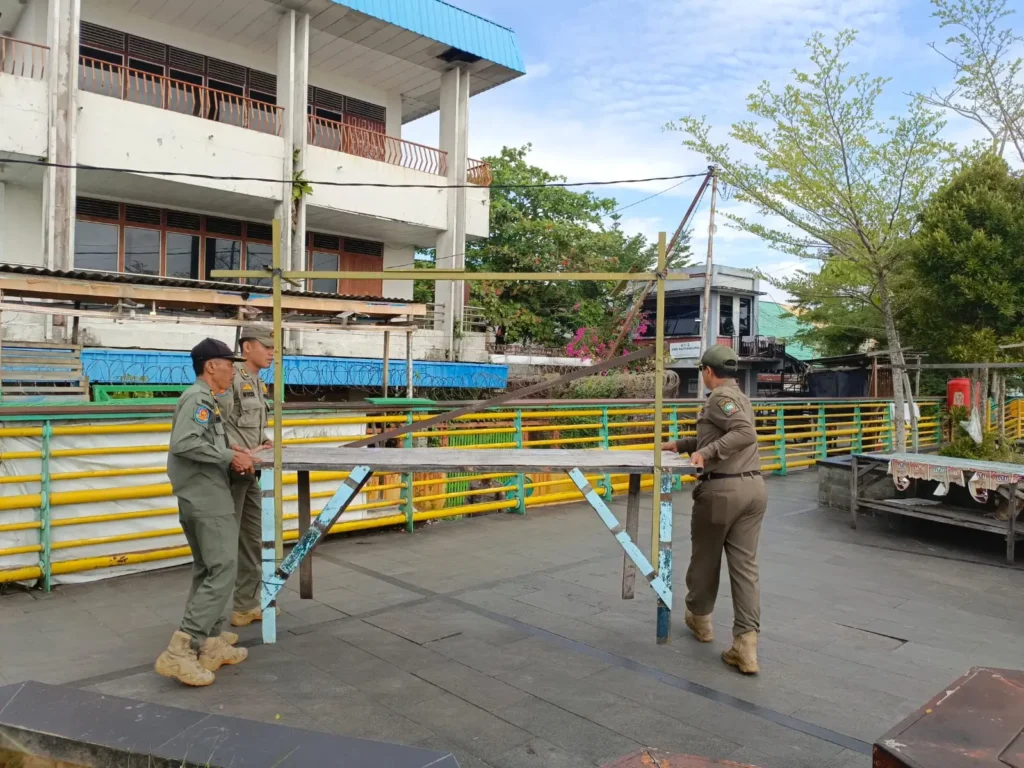 Satpol PP Kota Pontianak bersama aparatur Kecamatan Pontianak Selatan, Babinsa dan Bhabinkamtibmas menertibkan lapak-lapak PKL dan jemuran warga di kawasan waterfront.