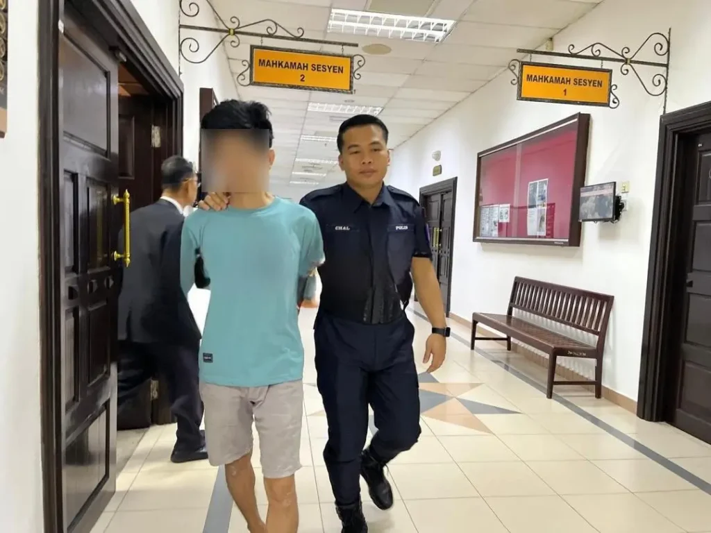 Pria Pontianak EK usai sidang putusan kasus prostitusi di Pengadilan Kuching.