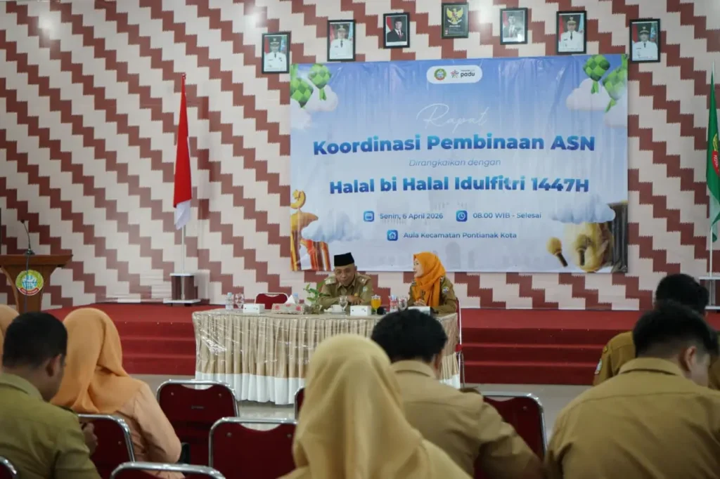 Sekretaris Daerah Kota Pontianak Amirullah memberikan arahan kepada ASN se-Kecamatan Pontianak Kota.