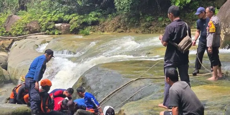 Lokasi Riam Landau Sanggau tempat remaja terseret arus deras.