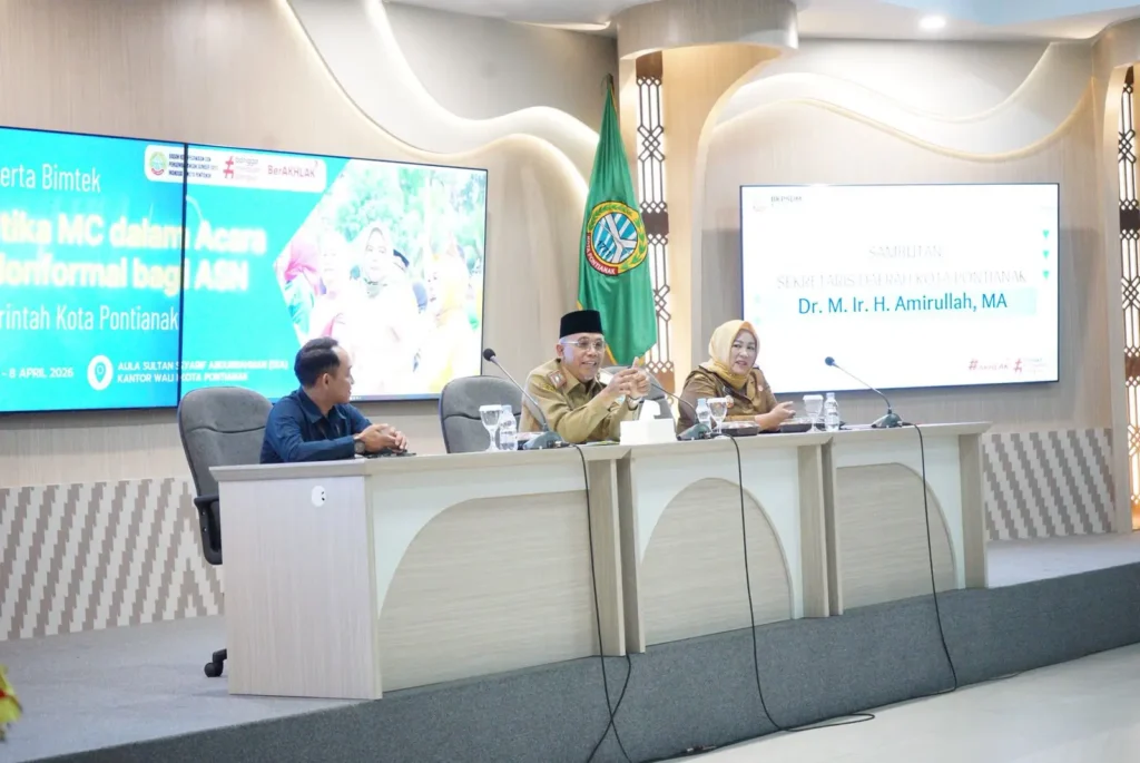 Sekretaris Daerah (Sekda) Kota Pontianak Amirullah saat membuka Bimtek dan Etika MC di lingkup Pemerintah Kota Pontianak.