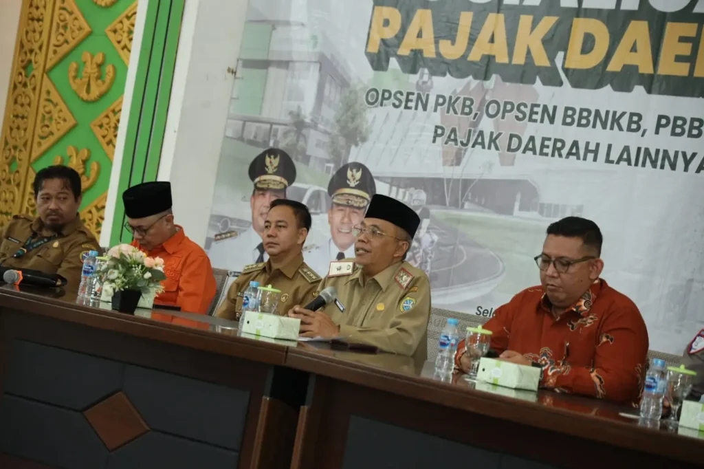 Sekretaris Daerah Kota Pontianak Amirullah membuka sosialisasi dan layanan Pajak Daerah Go Kecamatan (Gokatan) di Aula Kantor Camat Pontianak Tenggara.