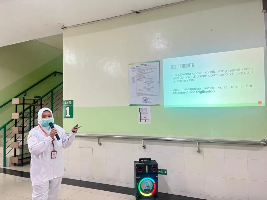 Apoteker Bonita Dwi Anggreini saat sosialisasi penggunaan obat kolesterol di RSUD SSMA Pontianak