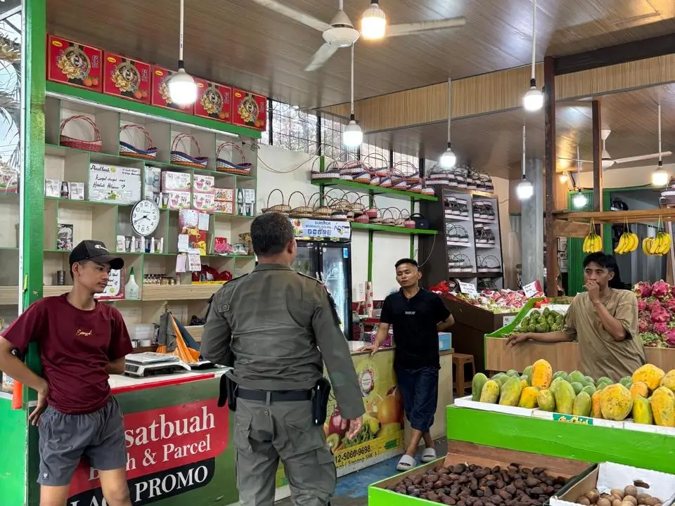 Petugas Satpol PP Kota Pontianak mendatangi toko buah yang sampahnya ditemukan di parit depan komplek pertokoan Pontianak Mall.